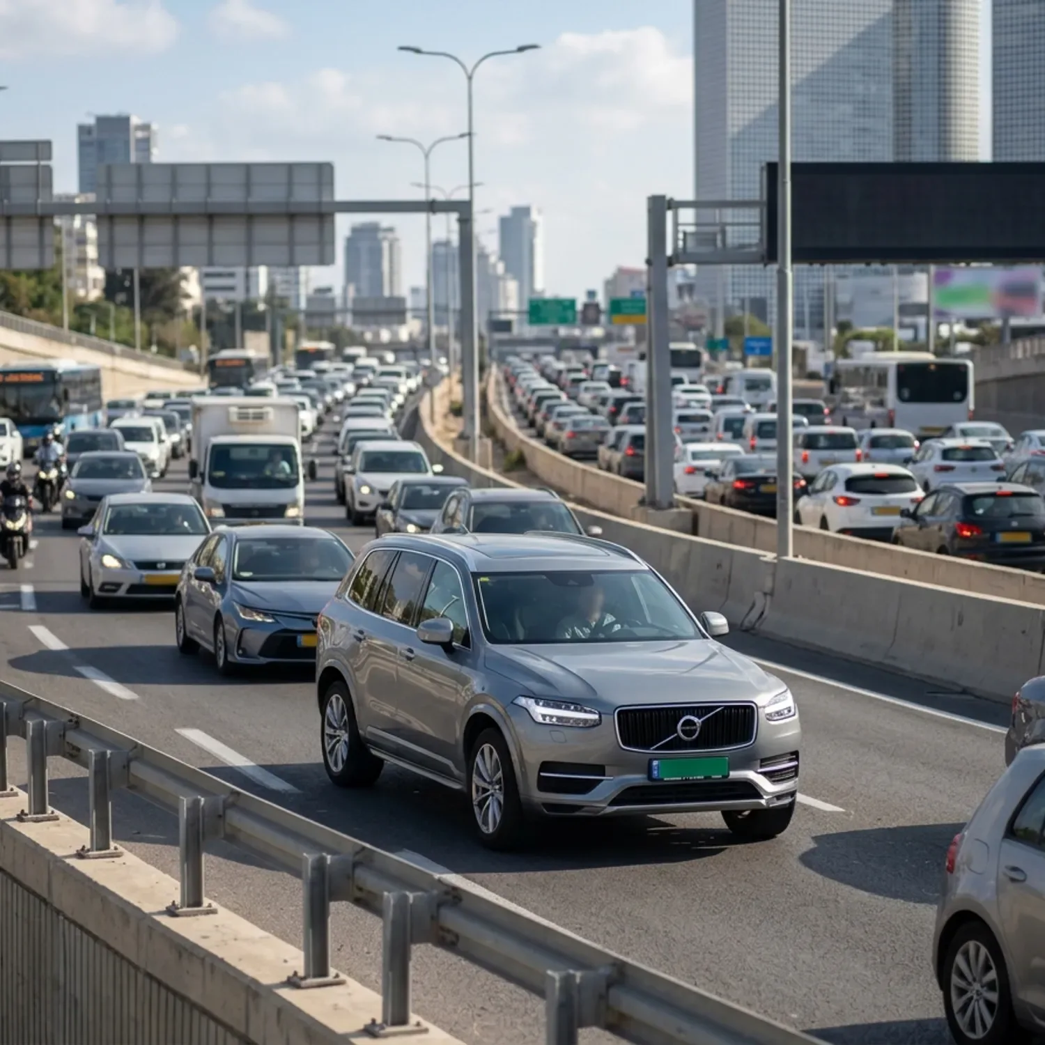 צילום פוטו-ריאליסטי של כביש איילון פקוק ביום בהיר, במוקד התמונה רכב SUV מודרני עם לוחית רישוי ירוקה בולטת, פוקוס חד על הרכב והשאר מעט מטושטש